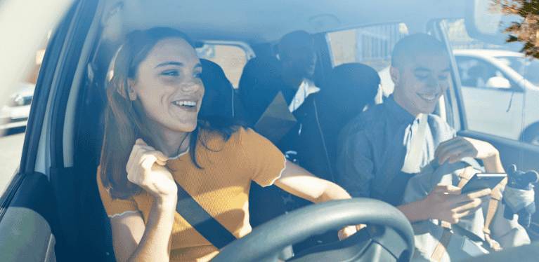 Junge Leute, die mit einem Mietwagen reisen