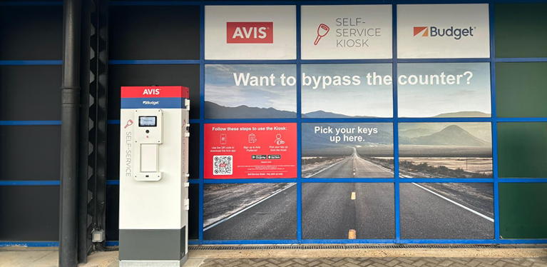 Ein Self-Service Kiosk an einer Avis Anmietstation.